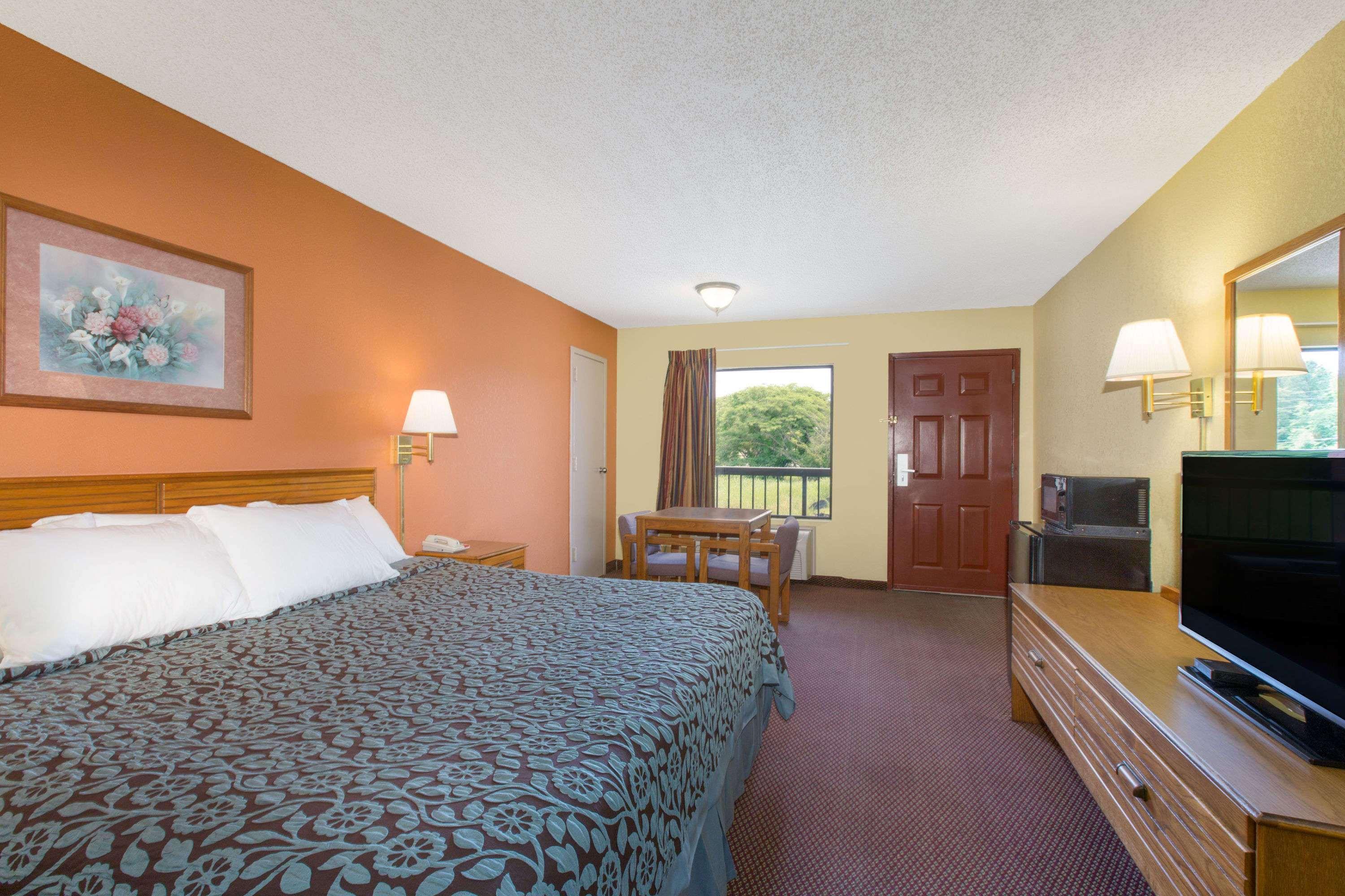 Days Inn By Wyndham Childersburg Exterior photo