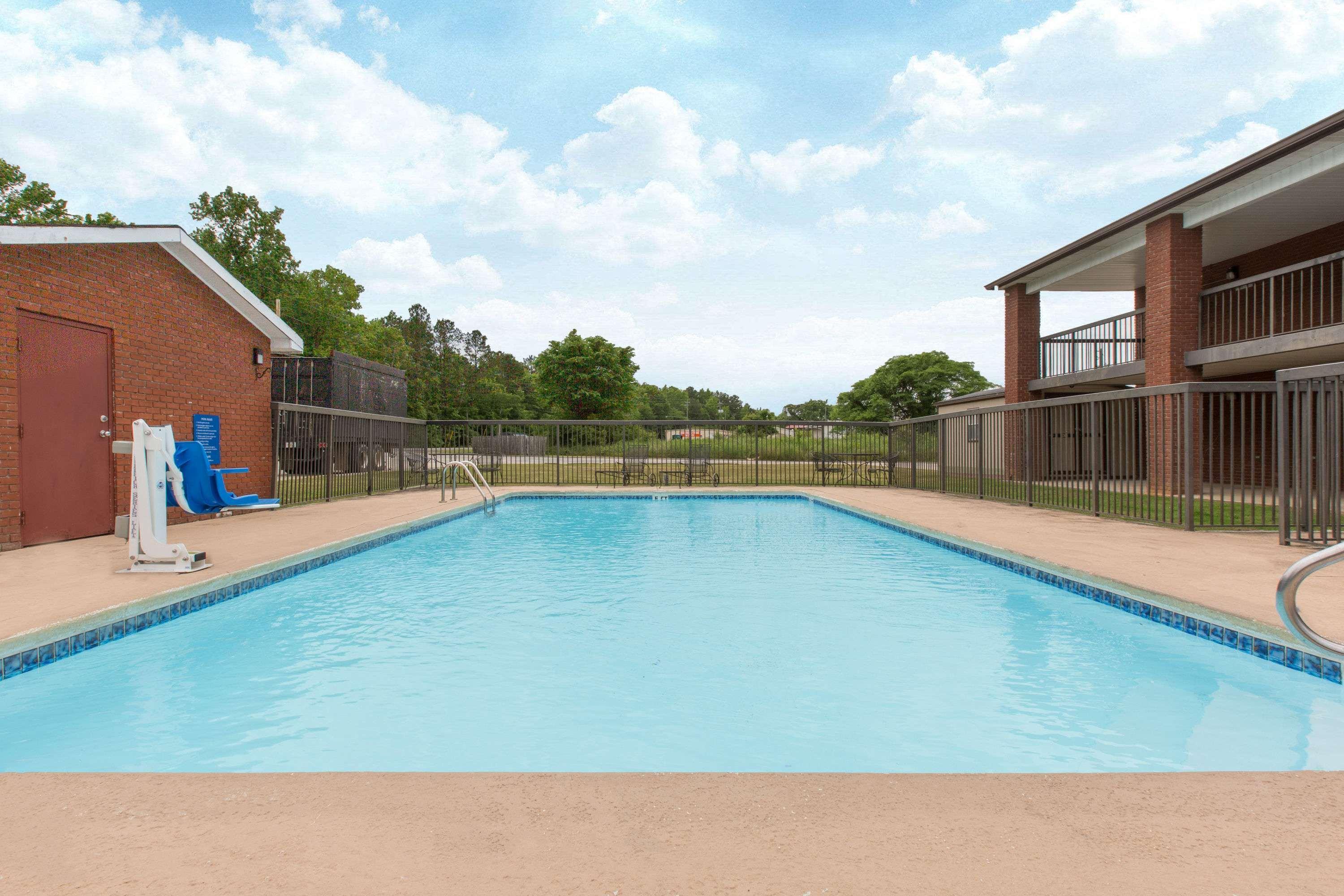 Days Inn By Wyndham Childersburg Exterior photo
