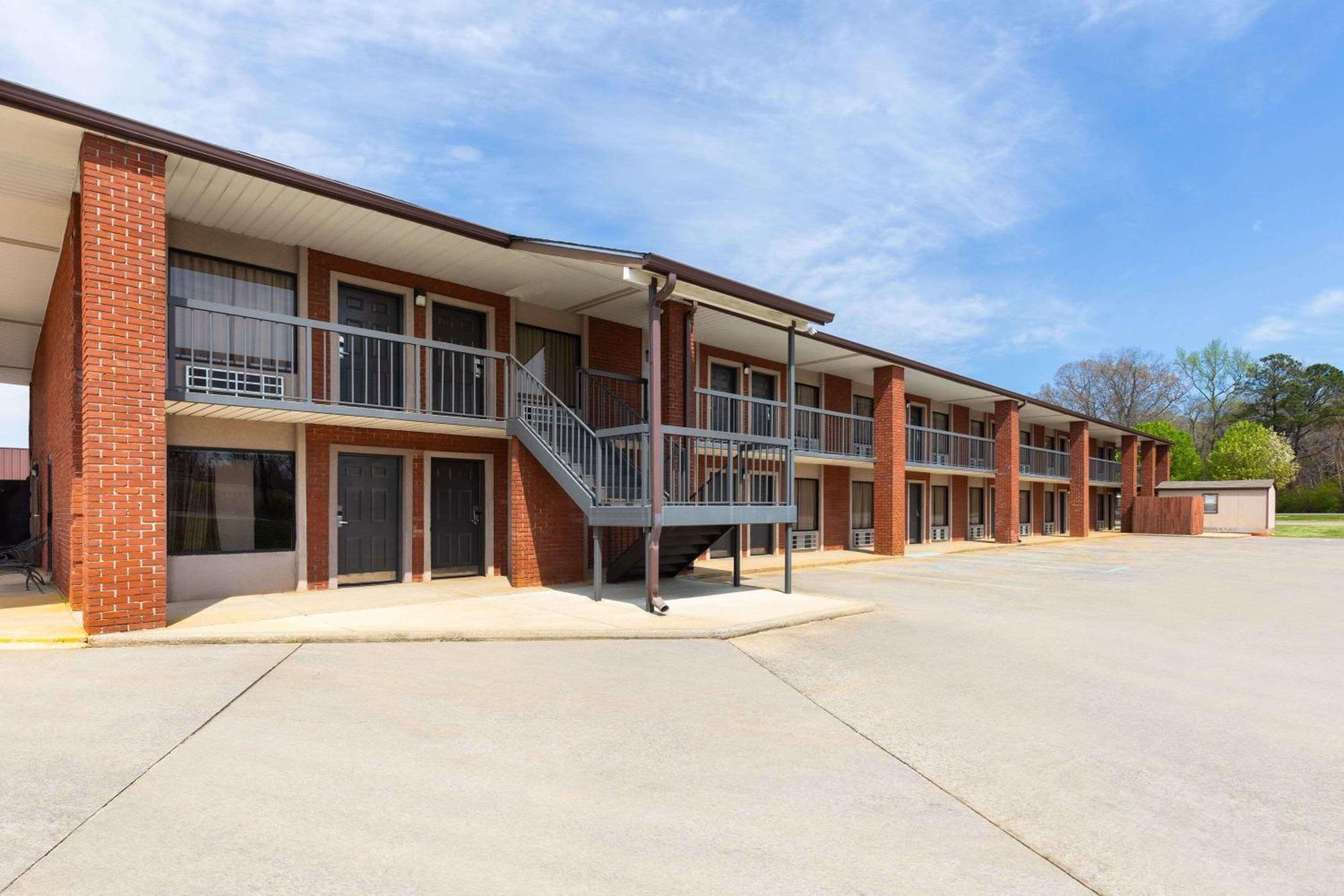 Days Inn By Wyndham Childersburg Exterior photo
