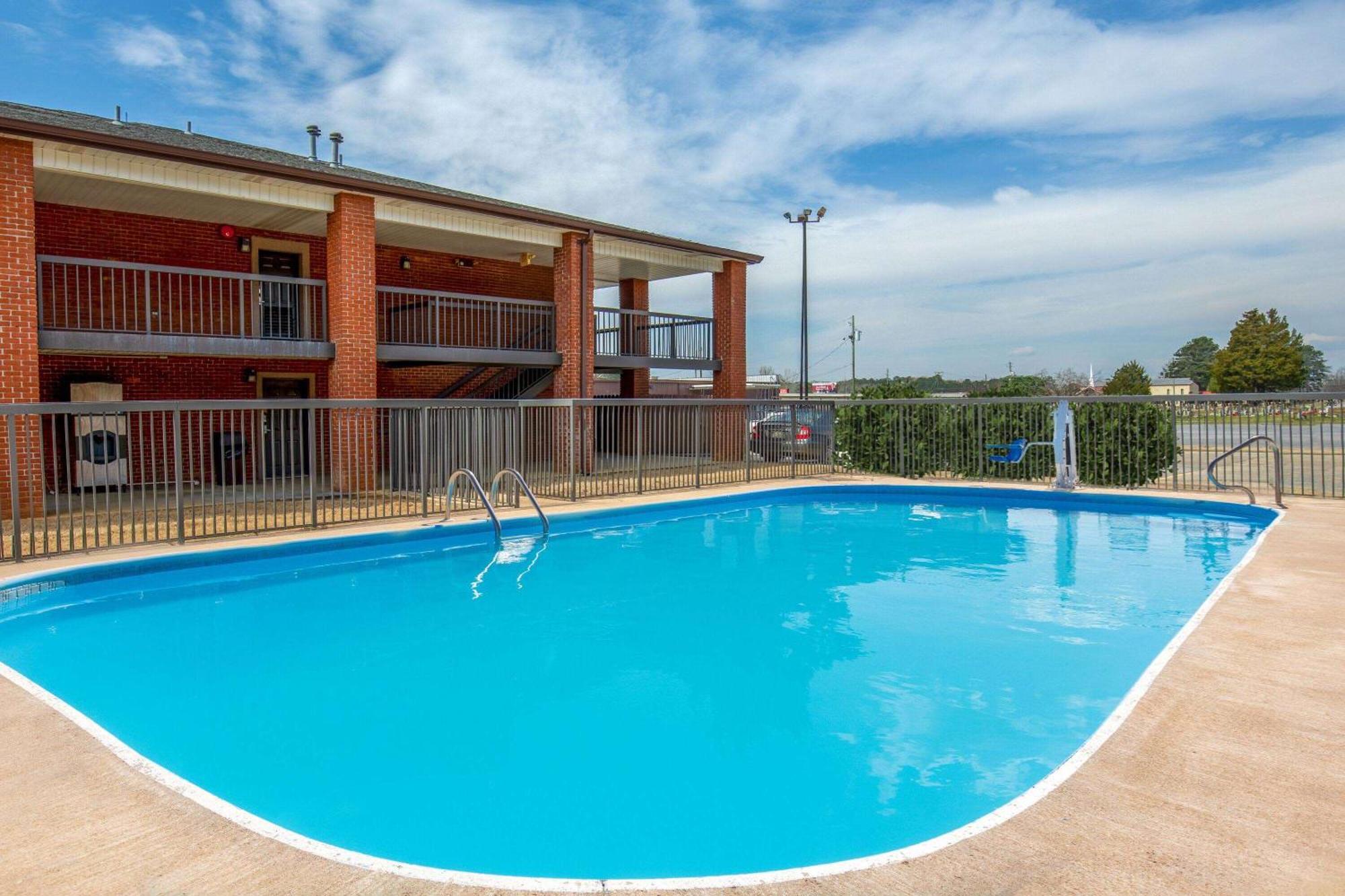 Days Inn By Wyndham Childersburg Exterior photo